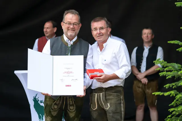 Franz Glas (l.) erhielt für sein 30-jähriges unternehmerisches Wirken von Josef Simmer die Wirtschaftsmedaille verliehen.  | Foto: WKO Schärding