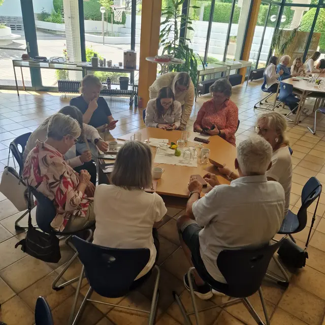 Großer Andrang beim Smart Café der HAK Zwettl: Seniorinnen und Senioren erhielten individuelle Hilfe zu digitalen Anwendungen. | Foto: HAK Zwettl
