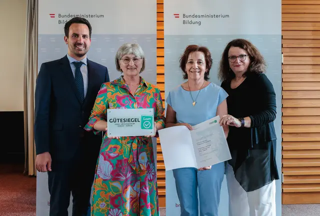 VOl Silvia Rametsteiner und OSR Elfriede Schierhuber durften bei einem Festakt die Urkunde und das Gütesiegel vom Bildungsminister Christoph Wiederkehr und der Sektionsschefin des BM Doris Wagner entgegennehmen. | Foto: Valentin Brauneis