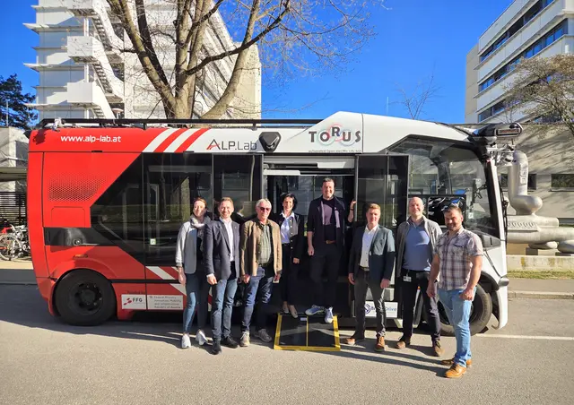 Der selbstfahrende Bus "TOURS" wurde im April von der Firma ALP-Lab GmbH in Graz im Rahmen einer Demonstration präsentiert. ALP-Lab ist Projektpartner des österreichweiten Leitprojekts ROBERTA, mit dem hochautomatisierte Busse künftig auch im regulären Linienverkehr eingesetzt werden sollen. Für das Lavanttal ist eine Pilotstrecke vom Ortszentrum über den Bahnhof St. Paul bis nach St. Andrä vorgesehen. | Foto: Bürgermeister Stefan Salzmann