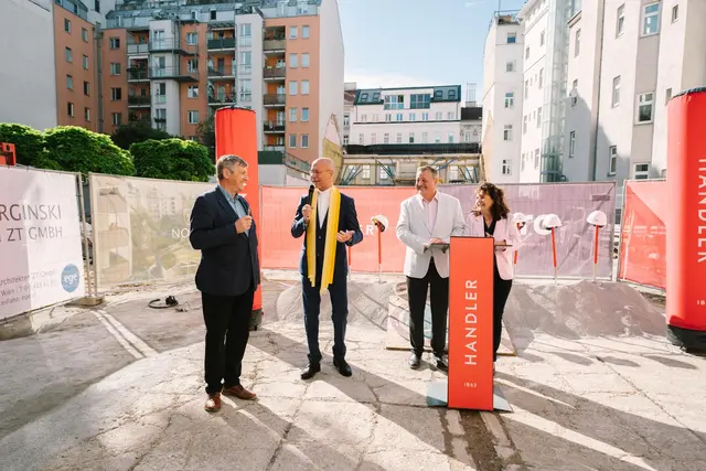 v.l.: Bezirksvorsteher Erich Hohenberger (SPÖ) und Dompfarrer Toni Faber ließen sich den Spatenstich von Leopold und Doris Amon nicht entgehen.  | Foto: Ad Boutique