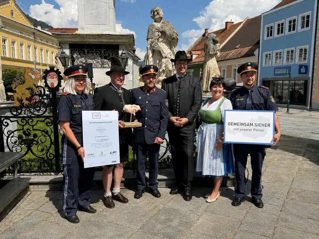 Sicherheitskoordinatorin Romana Revoul (v.l.), Bezirksjägermeister Johannes Kendlbacher, Bezirkspolizeikommandant Martin Mellem, Landesjägermeister Franz Mayr-Melnhof-Saurau, Landeshauptmannstellvertreterin Manuela Khom und Sicherheitsbeauftragter Gerald Dröscher.