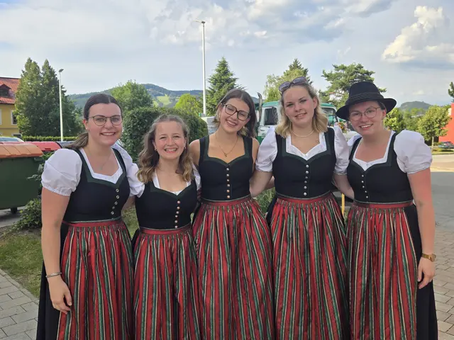 Die Musikantinnen der Musikkapelle St. Aegyd am Neuwalde – Lisa, Marlene, Amelie, Lena und Cornelia – bewiesen in Traisen: Gegen die Hitze hilft Musik am besten. | Foto: Julia Steyrer