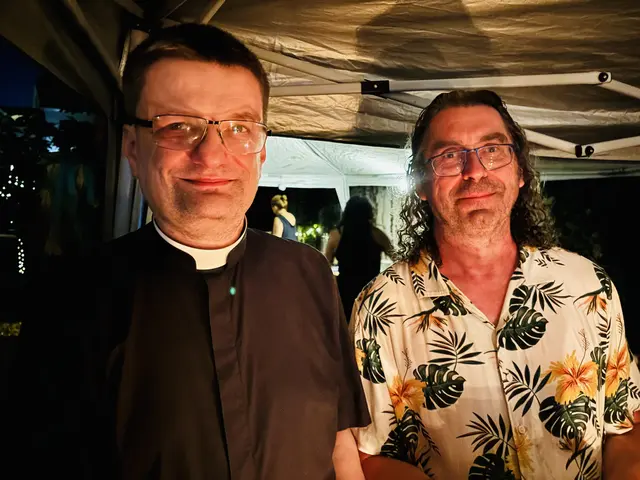 Pfarrprovisor Matthias Martin und Gastgeber Ferdi Stasny | Foto: sg