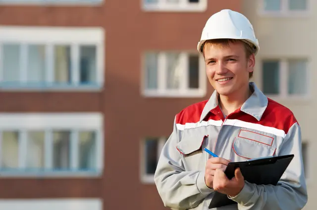 Von den 62 neuen Bastmeistern und 23 neuen Holzbau-Meistern aus Oberösterreich stammen drei aus dem Bezirk Schärding.  | Foto: Smarterpix/kalinovsky