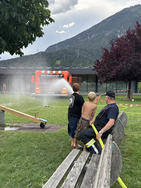 Spiel und Abkühlung mit dem Feuerwehrschlauch der Feuerwehr Roppen. | Foto: Forgo