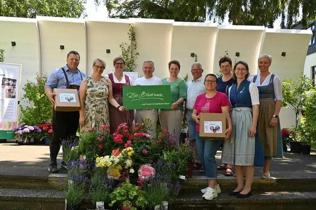 Der Vorstand der Bäuerinnen im Bezirk Waidhofen mit den Ehrengästen | Foto: Die Bäuerinnen im Bezirk Waidhofen
