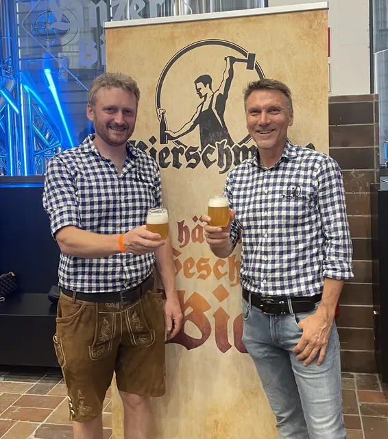 Christian Harringer und Mario Scheckenberger stoßen auf den Erfolg an. | Foto: Bierschmiede