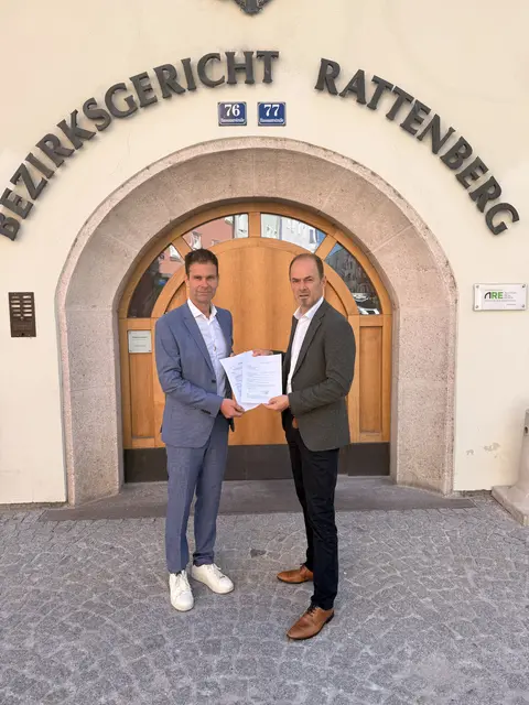 Bürgermeister Bernhard Freiberger (l.) und Nationalratsabgeordneter Josef Hechenberger setzen sich für den Erhalt des Bezirksgerichts Rattenberg ein. | Foto: Büro Hechenberger