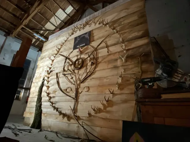 Postapokalyptischer Primitivismus: Rolo Mongolo präsentiert seine Heubergkunst in der Färberei in Wieselburg. | Foto: Rolo Mongolo/Heubergkunst