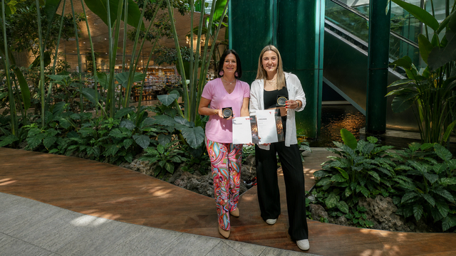 Christine Scharfetter von Hochkönig Tourismus mit Annalena Brückl._Foto Brückl
