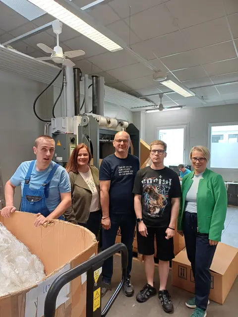 Leiter Günther Hammerl (Mitte) mit Landtagsabgeordneter Silvia Moser und Bezirkshauptfrau Mag Manuela Herzog sowie den Mitarbeitern Ralf Schandl und Philip Hartinger | Foto: Caritas Recycling Vitis