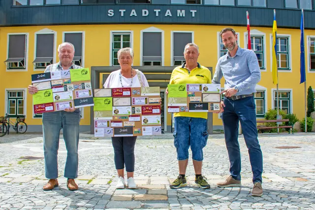 Stadtrat Thomas Weiss (r.) gratulierte Franz Bruckner (2. Preis), Maria Messerer (1. Preis) und Josef Kolm (4. Preis, v.l.) – die Gewinner der Plätze 3 und 5 weilten während des Fototermins im Urlaub.
 | Foto: Stadtgemeinde Zwettl
