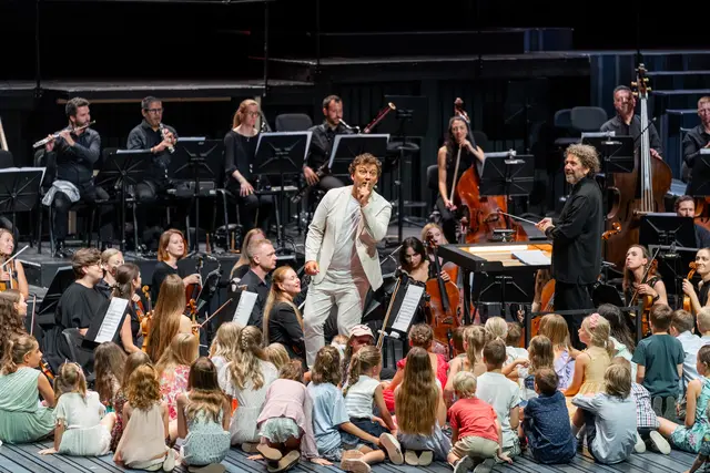 Begeisterte Kinder auf der Bühne: Peter und der Wolf mit Jonas Kaufmann, Asher Fisch und dem Orchester der Tiroler Festspiele Erl.  | Foto: TFE/Scheffold Media