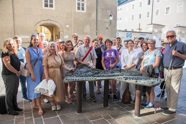 Die inklusiven Stadtführungen der Stadt Salzburg stießen auf großes Interesse: Mehr als 200 Teilnehmerinnen und Teilnehmer nahmen an den angebotenen Rundgängen teil und erkundeten die Stadt aus unterschiedlichen Perspektiven. | Foto: Stadt Salzburg/Anna Pirato