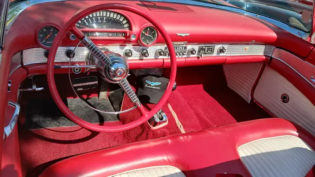 Bei der Weizer Oldtimer Genuss Tour geht es nicht um hohe Geschwindigkeiten, auch wenn man sich leicht verleiten lassen könnte. | Foto: Josef Hofmüller
