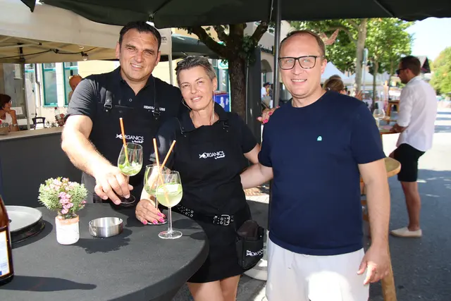 Renata Jelic und Goran Predrag mit ihrem Team verwöhnten mit Backhendl und Cocktails.