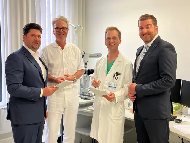 Papier war gestern: Christian Pleil, Ronald Zwrtek, Sebastian Waldstein und Florian Trummer (v. l.) freuen sich über die erfolgreiche Einführung der ersten papierlosen Abteilung am Landesklinikum Mistelbach-Gänserndorf. Mit dem neuen System „NÖ Eye-Doc“ wird die Digitalisierung im Klinikalltag weiter vorangetrieben. | Foto: LK Mistelbach