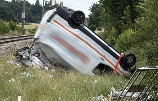 Nach bisherigen Erkenntnissen dürfte der Lenker das rote Lichtsignal der Ampelanlage am Bahnübergang übersehen haben. | Foto: Feuerwehr