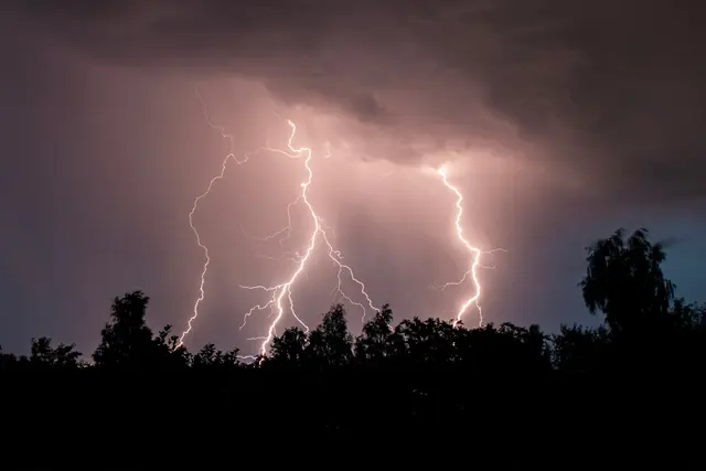 Aufgrund des Blitzschlages kam es zu einem Stromausfall in der unmittelbaren Umgebung (Symbolfoto) | Foto: stock.adobe.com/at/Torkhov