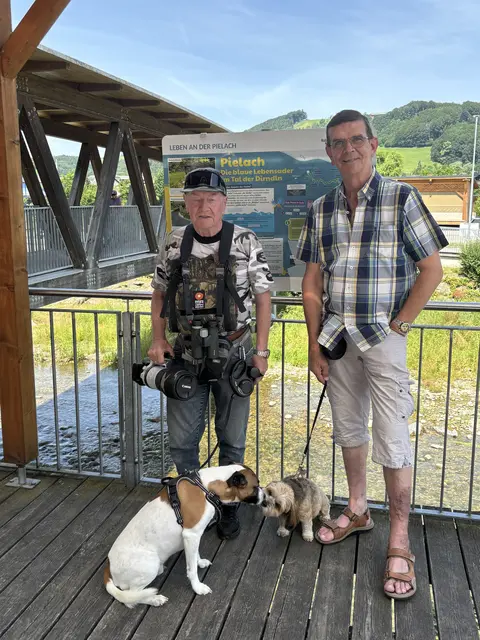 Christian Winter mit Finlay und Alfred Gajsek mit Enja bei der gemütlichen Runde beim neuen Eisvogel-Entdeckerpfad in Rabenstein. | Foto: Martina Schweller