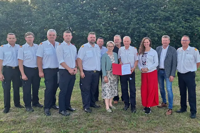 Bei der Überreichung an Kurt Liball gratulierten neben den Feuerwehrfunktionären auch die Ehrengäste von Behörde und Politik. | Foto: BFK WT