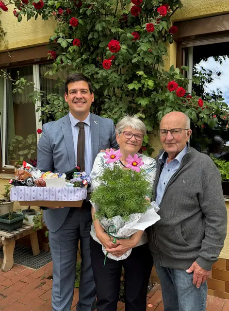 Zur Diamantenen Hochzeit von Helene und Franz Steiner aus Obersdorf gratulierte Bürgermeister Dominic Litzka recht herzlich.  | Foto: Stadtgemeinde Wolkersdorf