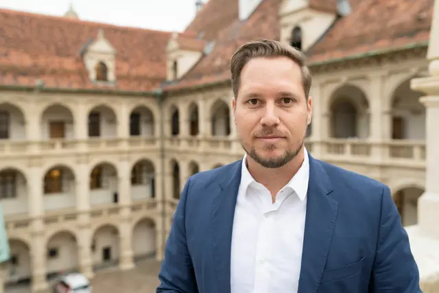 Mann steht für historischer Gebäudefassade
