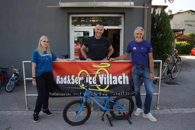 Rad &amp; Service-Mitarbeiterin Avelina, Geschäftsführer Günther Naschenweng und Gernot Prosen, Organisation Citylauf mit dem Rad.  | Foto: meinbezirk.at/Birgit Gehrke 