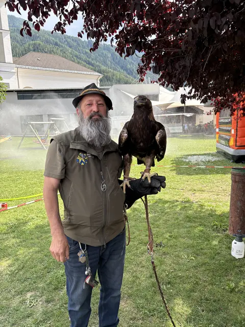 Ein Blickfang: Norbert mit seinem imposanten Steinadler "Odessa". | Foto: Forgo