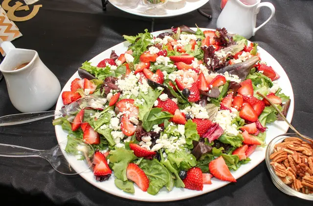 Prinzipiell sind Salate mit viel Blattsalat eine Empfehlung bei hohen Temperaturen. | Foto: pixabay