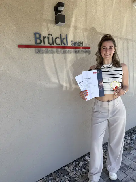 Annalena Brückl mit den Auszeichnungen_Foto Brückl