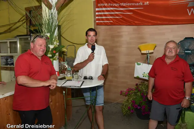 Obmann Stv. Rudi Danzl, VzBgm. Peter Strommer und Obmann Walter Fahrnleitner.   | Foto: Gerald Dreisiebner