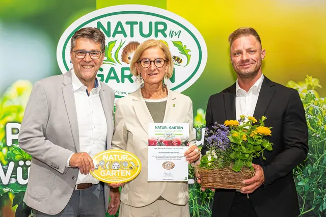 Bürgermeister Christian Flammer und Gemeindemitarbeiter Boris Gerdenitsch nahmen die Plakette persönlich von Landeshauptfrau Johanna Mikl-Leitner entgegen. | Foto: NIG