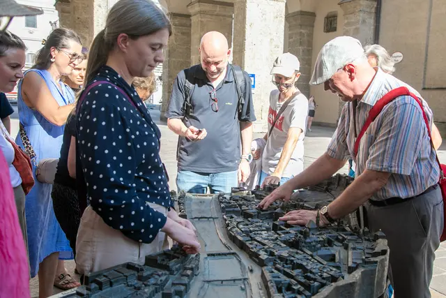 Inklusive Stadtführungen: Salzburg anders sehen. Die inklusiven Stadtführungen der Stadt Salzburg stießen auf großes Interesse: Mehr als 200 Teilnehmerinnen und Teilnehmer nahmen an den angebotenen Rundgängen teil und erkundeten die Stadt aus unterschiedlichen Perspektiven. | Foto: Stadt Salzburg/Anna Pirato
