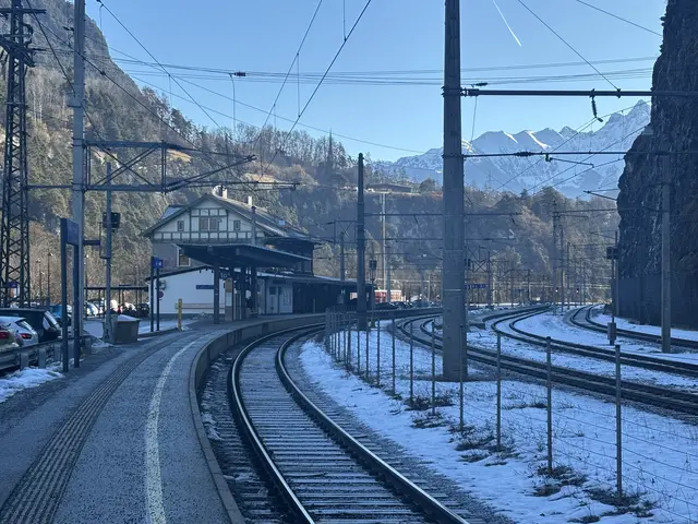 Raum und Zeit ist relativ: Der Bahnhof Imst-Pitztal sollte in den kommenden Jahren modernisiert werden. | Foto: Perktold