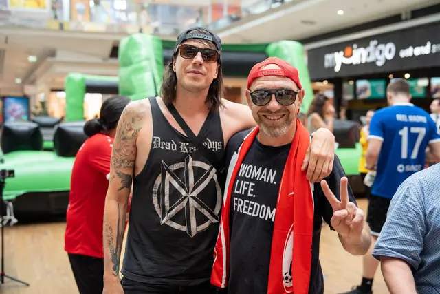 Musiker Marco Pogo gemeinsam mit Roman Gregory | Foto: Sade Jerabek/MeinBezirk