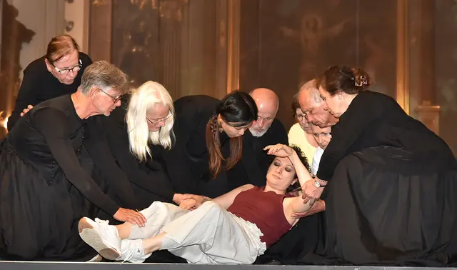 Über dem Leichnam ihres im Kampf gefallenen Mannes beschließt Judith, eine Frau aus dem Volk, Holofernes zu töten. | Foto: Herbert Schleich