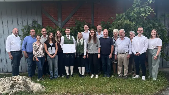 Michael Rumpl (7.v.li.) nach seinem erfolgreichen Abschluss der EBO-Ausbildung gemeinsam mit Musikern aus St. Florian am Inn, Bürgermeister Bernhard Brait und seinen Eltern. | Foto: MV St. Florian am Inn