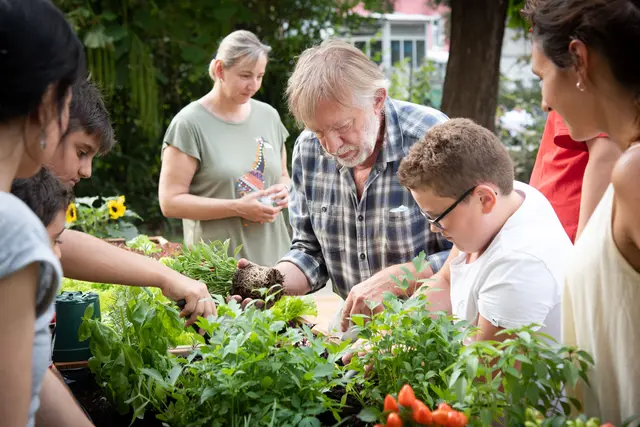Das Gemeinschaftsprojekt bringt die Leute beim Gartln zusammen.  | Foto: Häuser zum Leben/Sarah Bruckner