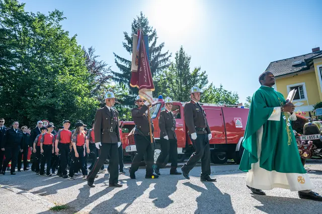 Festzug, vorne Pfarrer Leonard Ozougwu | Foto: FF Schwertberg / Simon Brandstätter