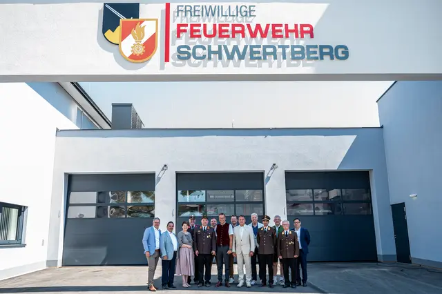 Mit Ehrengästen vor FF-Haus | Foto: FF Schwertberg / Simon Brandstätter