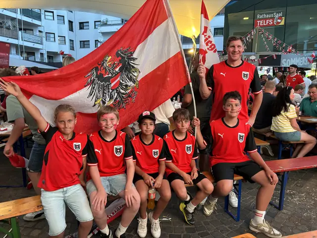 Die jungen Fans aus Rietz sorgten mit Fahnen, Trikots und guter Stimmung für echtes Stadionflair am Wallnöferplatz.