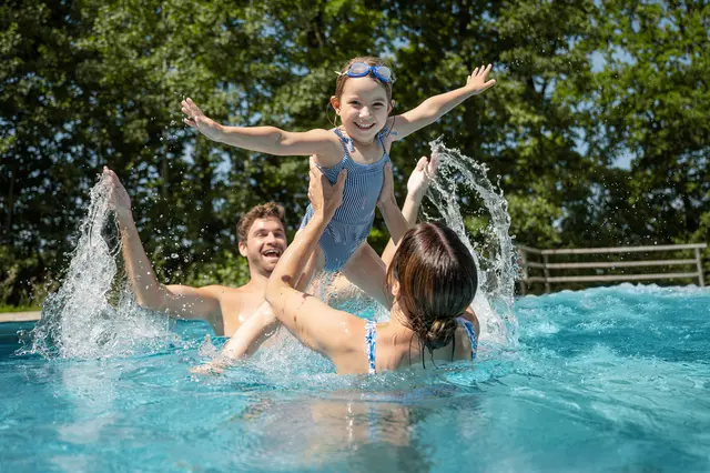 Badespaß für die ganze Familie: In den Sommerferien übernachten bis zu zwei Kinder in der Sole Felsen Welt kostenlos. | Foto: Die Jungen Wilden