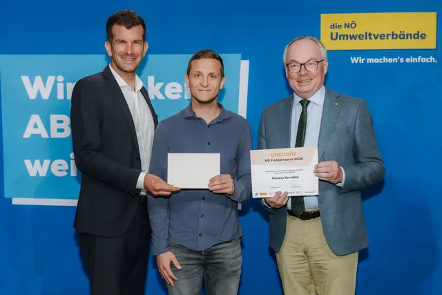 Wiener Neustadt: v.l.n.r.: Christian Macho, Präsident der NÖ Umweltverbände; Markus Kornfeld, Gewinner des Verbandsgebietes AWV Wiener Neustadt; Stephan Pernkopf, LH-Stellvertreter. | Foto: SophieNaglBalber