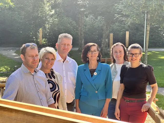 Christian Priewasser (Ges.Vors. Seenland Tourismus) Mag. Eva Haselsteiner (SalzburgerLand Tourismus) Martin Köllersberger (Bgm. Henndorf) Manuela Bacher (GF Seenland Tourismus), Rosa Eder (TVB Obfrau Henndorf), Claudia Haberl (Leader Salzburger Seenland) | Foto: Salzburger Seenland