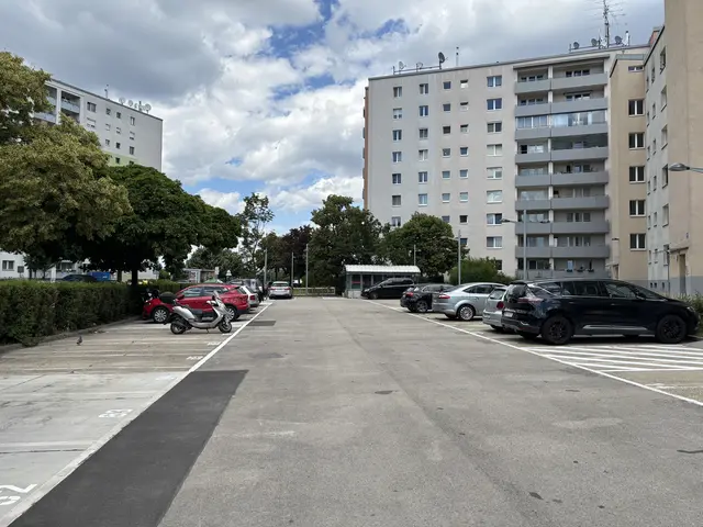 Wegen Arbeiten von Wiener Wohnen musste der Parkplatz beim Gemeindebau für eine Woche geräumt werden, dabei dauerten die Arbeiten nur zwei Minuten.  | Foto: Luca Arztmann