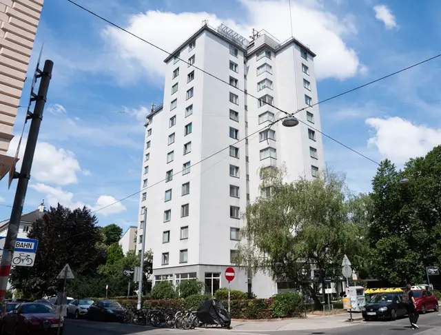 Zahlreiche Bewohnerinnen und Bewohner des Hochhauses in der Belvederegasse zahlen zu hohe Mieten. Mietwucher ist in Österreich kein Einzelfall, sondern hat Systematik. | Foto: Sade Jerabek/MeinBezirk