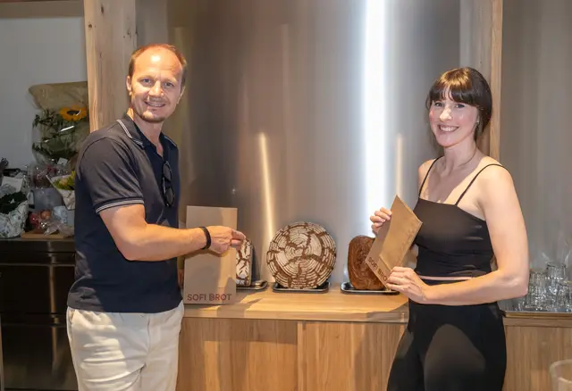  Das Brot steht im Mittelpunkt: Bürgermeister Johannes Anzengruber (l.) und Bäckermeisterin Sonja Fiegl in der neuen Bäckerei SOFI BROT im IIG-Geschäftslokal in der Speckbacherstraße 59. | Foto: © Stadt Innsbruck/F.Bär