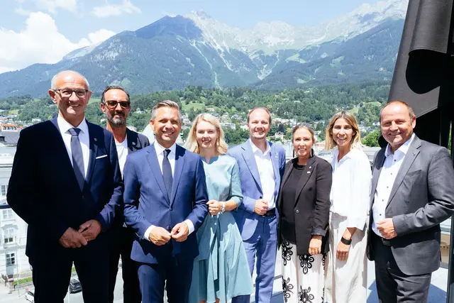 "Innsbruck am Inn" steht für die Attraktivierung der Zone zwischen Congress Ost und Émile-Béthouart-Steg: v.l. Landeshauptmann Anton Mattle, Peter Paul Mölk (Obmann Innsbruck Tourismus), Bundesminister Wolfgang Hattmannsdorfer, Vizebürgermeisterin Elisabeth Mayr, Bürgermeister Johannes Anzengruber, Stadträtin Mariella Lutz, Stadträtin Janine Bex, Landeshauptmannstellvertreter Josef Geisler | Foto: © M.Vandory